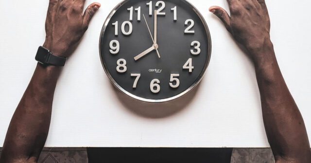 Relógio ilustrando a reflexão sobre quanto tempo é bom ficar em uma empresa.