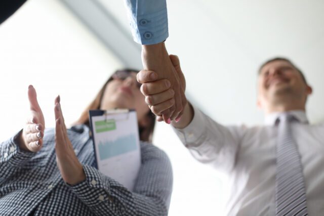 colaboradores agindo com ética profissional