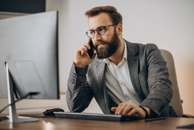 Homem de negócios ao telefone, representando um headhunter para vagas de liderança.