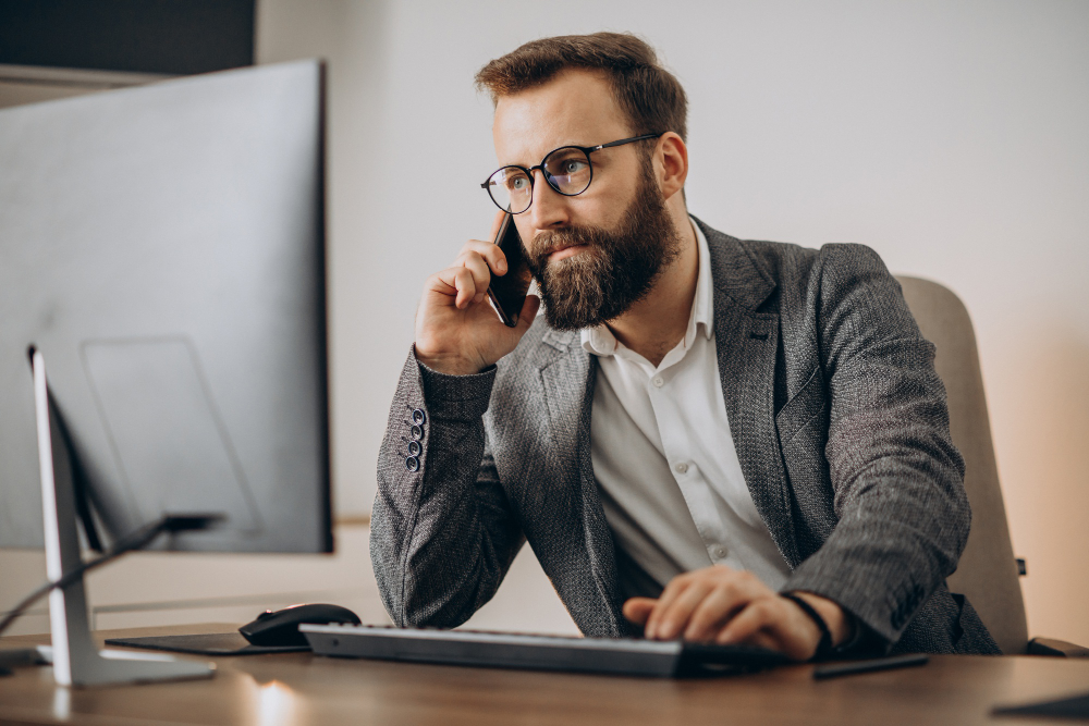 Homem de negócios ao telefone, representando um headhunter para vagas de liderança.