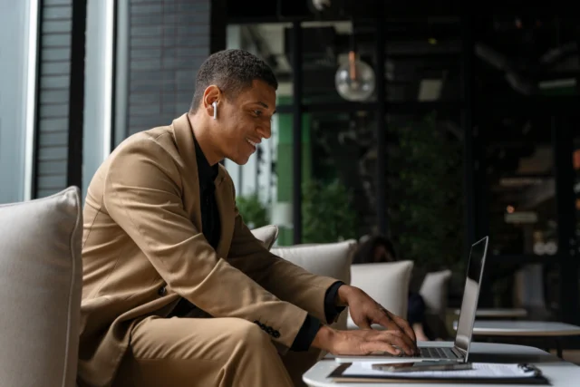 Headhunter em São José dos Campos analisando currículos e mapeando talentos em um notebook.