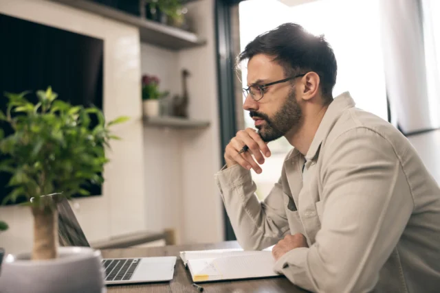 Headhunter Londrina analisando perfis profissionais em ambiente corporativo.