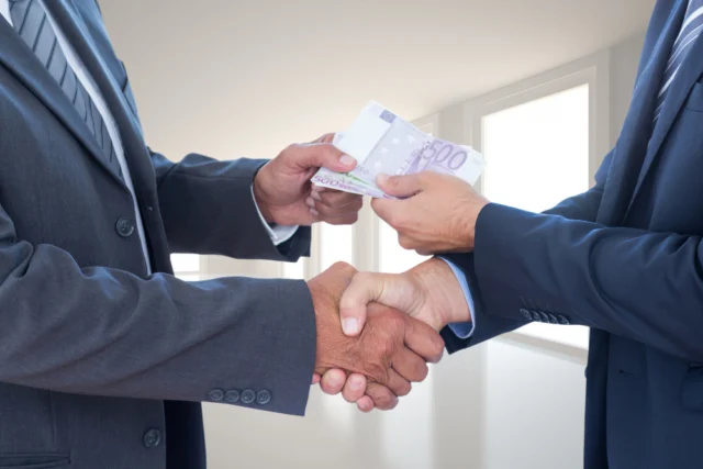 trabalhadores contratados recebendo salário