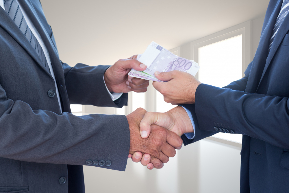 trabalhadores contratados recebendo salário