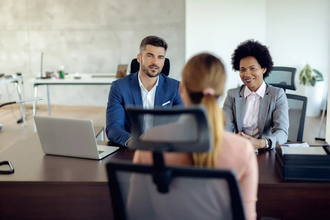 mulher em entrevista de emprego em empresa de recrutamento