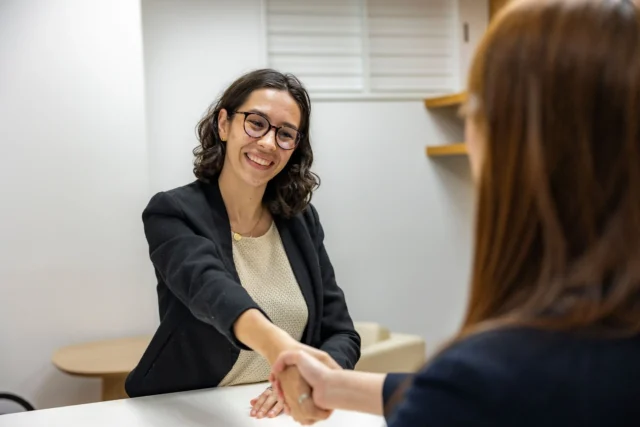 Mulher passando por entrevista de emprego em uma agência de recrutamento