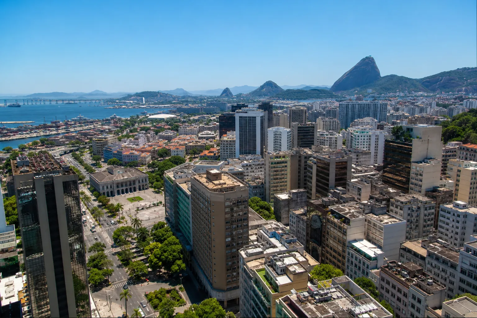 Vista aérea do centro do Rio de Janeiro com prédios comerciais